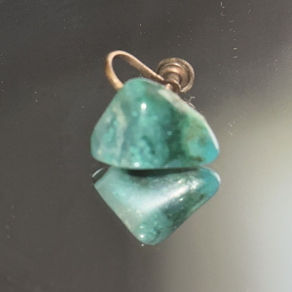 Vintage triangle green mottled stone screw back earrings - Picture 2 of 5